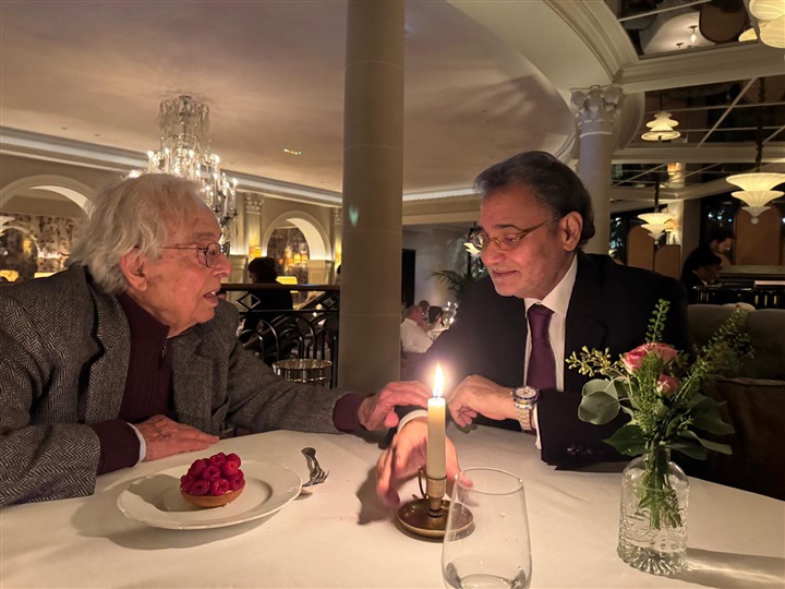   At five in the afternoon, Cairo time (8)