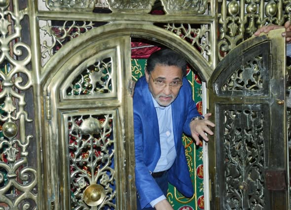 At five in the afternoon, Cairo time (11)