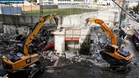 Israeli forces demolish