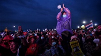 Thai protesters defy